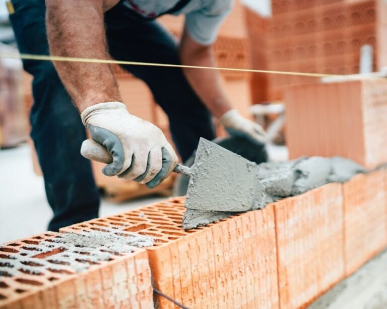 Lire la suite à propos de l’article Tout savoir sur les maçons roumains : un savoir-faire reconnu